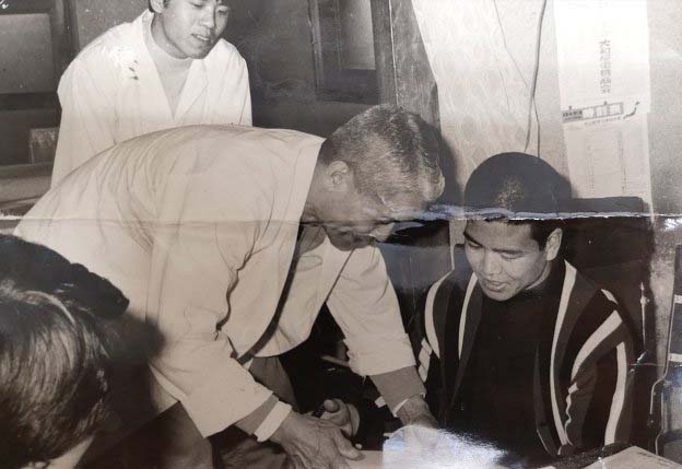 世界王者・柴田国明氏を世界タイトル戦前に施術したときの写真